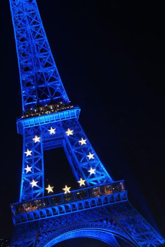 Tour Eiffel aux couleurs de l'Europe